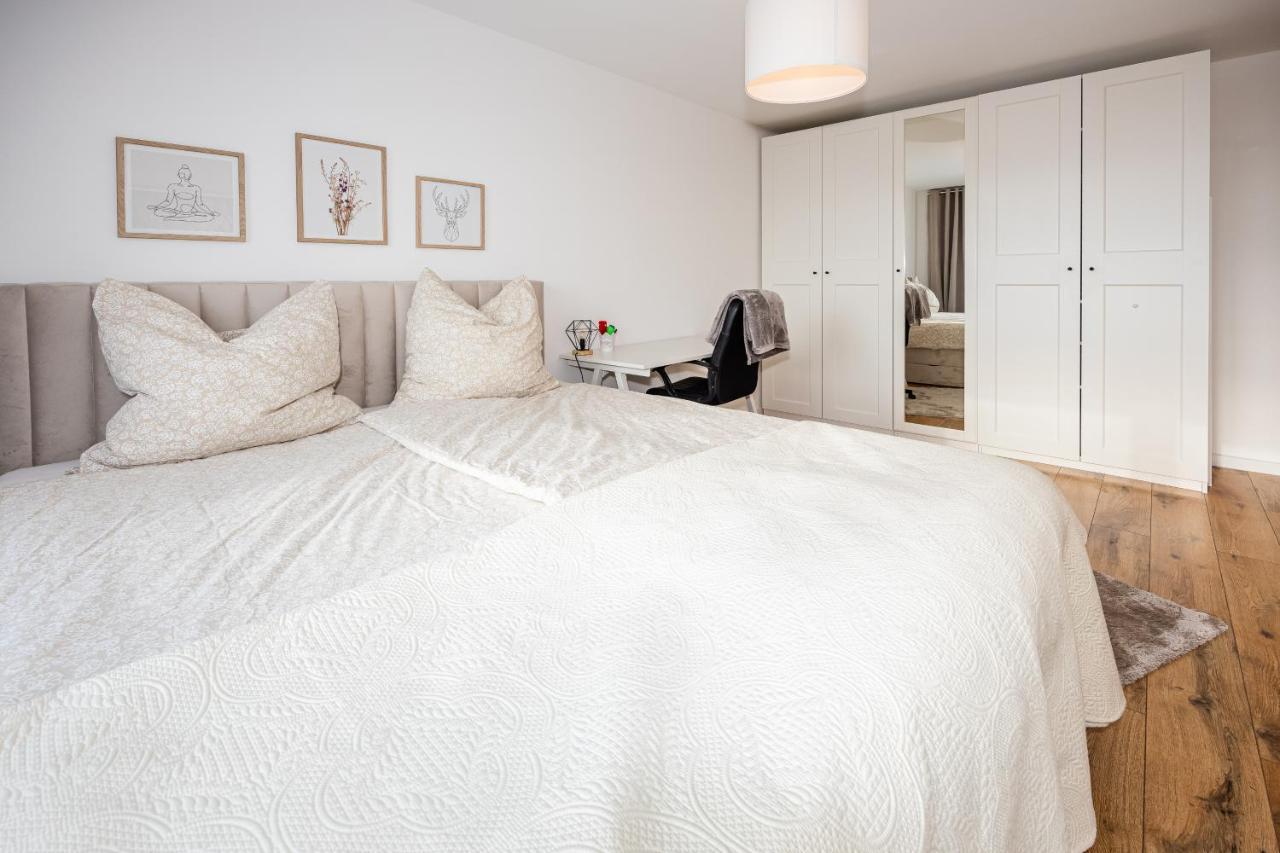 Moderne 2-zimmer-wohnung Mit Atemberaubender Skyline Aussicht Auf Frankfurt! Apartment